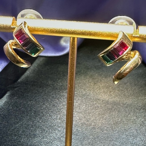 Vintage Roman gold tone Rhinestone swirl earrings - Picture 1 of 13